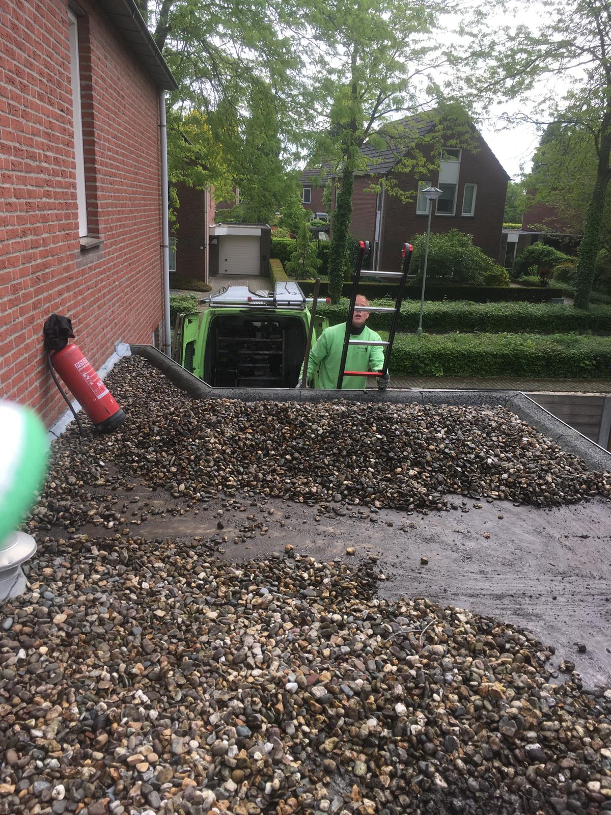 Vooraf: ballast (dakgrind) reinigen en verplaatsen ter bereikbaarheid van de ondergrond